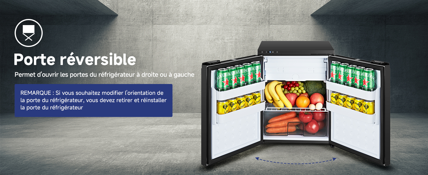 Réfrigérateur à porte réversible, montré ouvert pour exposer les étagères intérieures remplies de divers produits alimentaires et boissons. L'image met l'accent sur la flexibilité de la porte et la capacité de stockage.