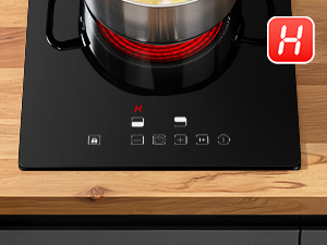 Plans rapprochés de ce qui semble être un appareil électronique ou un panneau de commande noir sur une surface en bois.