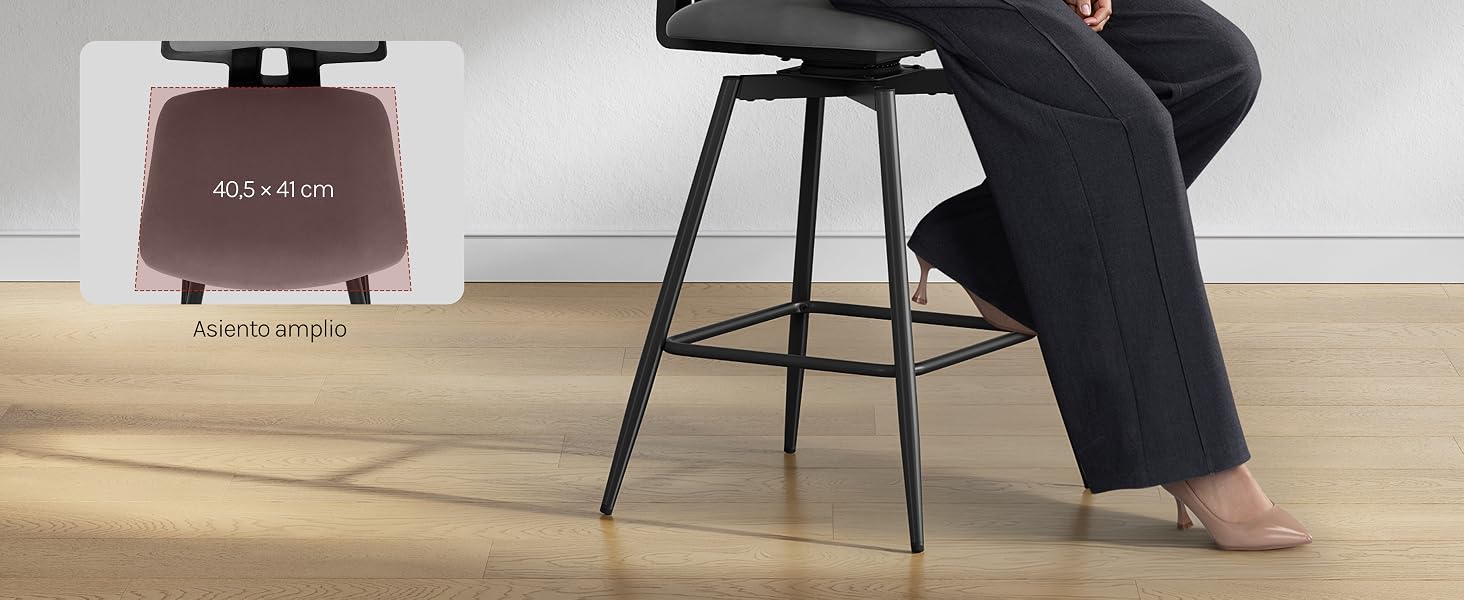 Serie de imágenes que muestran el uso a nivel del suelo de un mueble negro, lo que demuestra la accesibilidad y la funcionalidad a baja altura.
