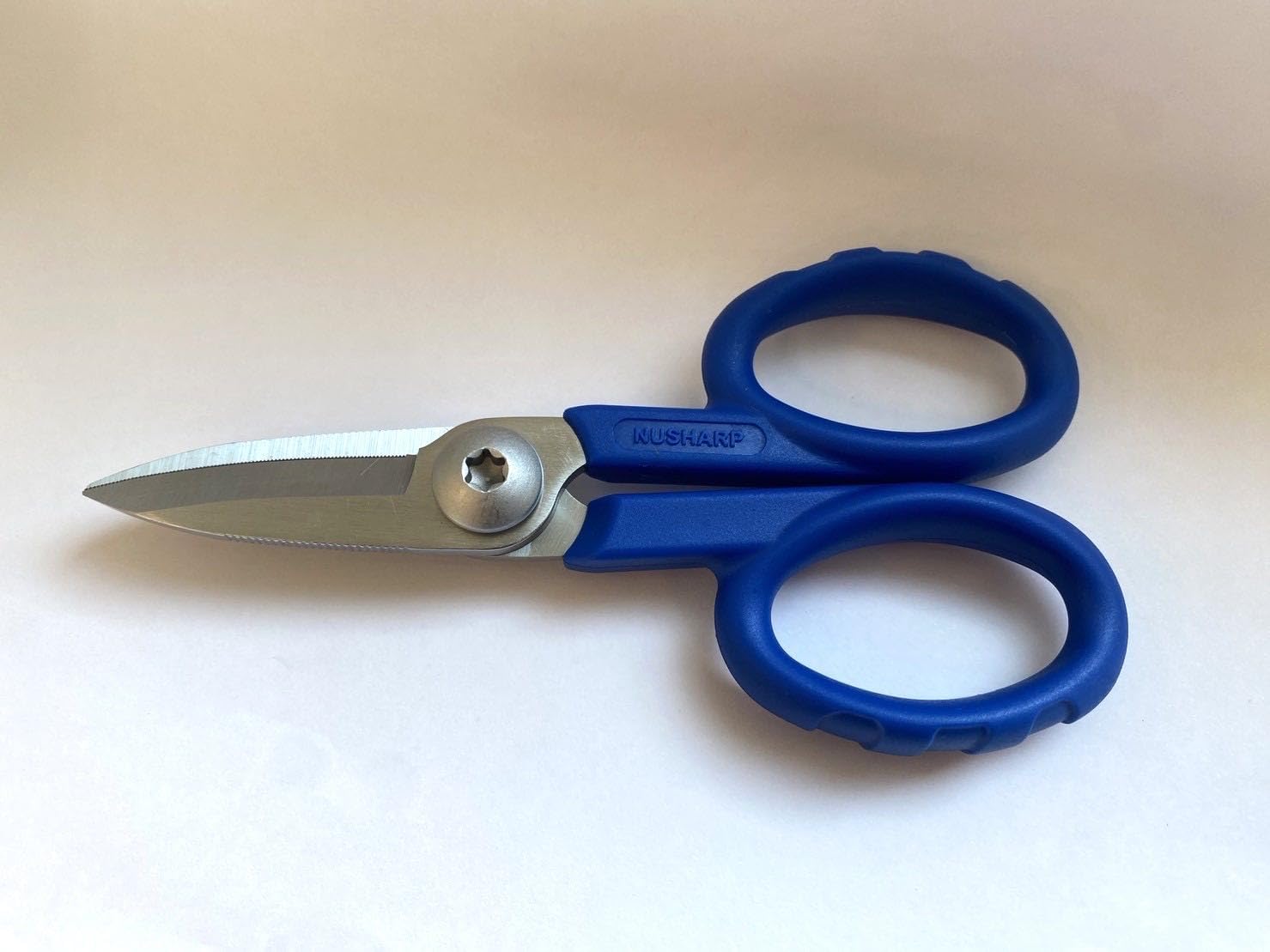 Détail des lames dentelées ciseaux Kevlar