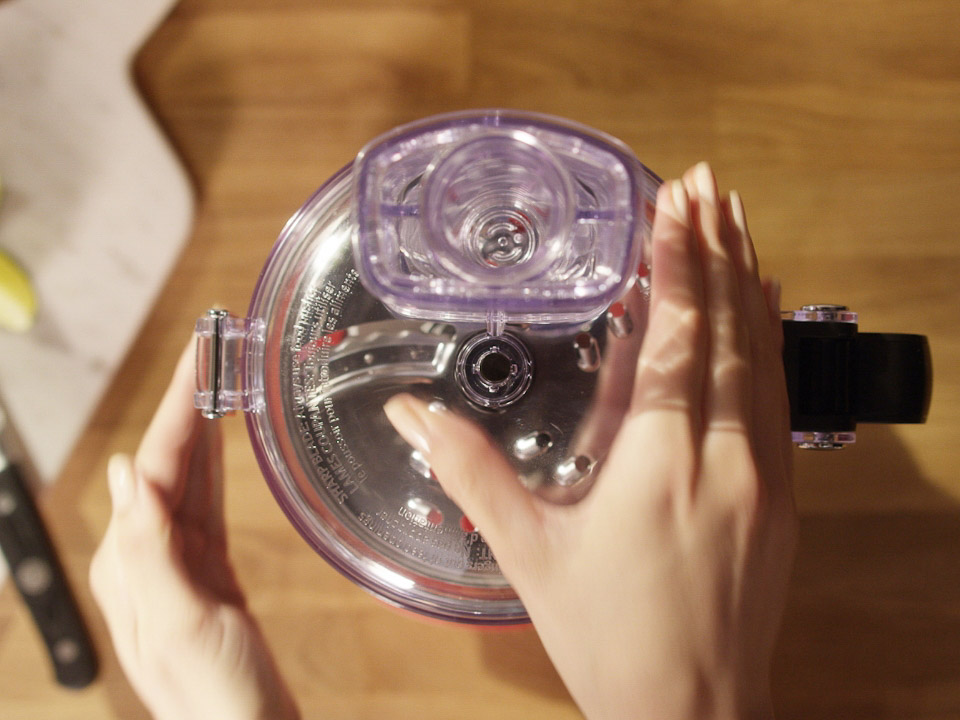 Food-processors-1.7L-women-assembles-a-food-processor