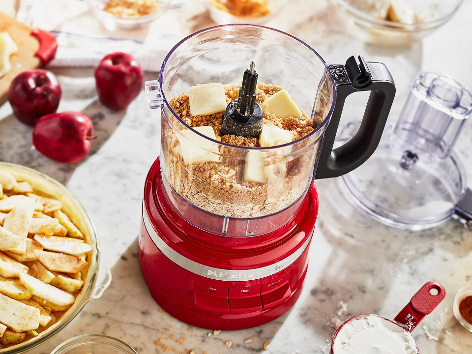 Food-processors-1.7L-empire-red-mixing-ingredients-close-up