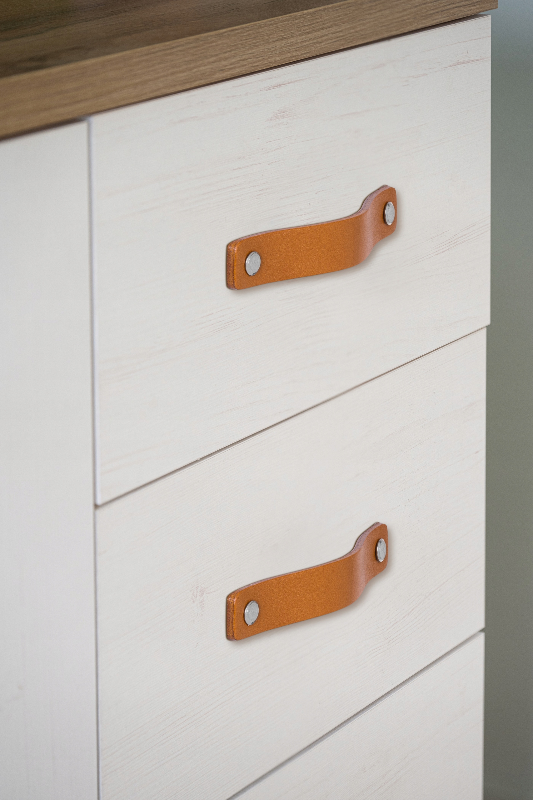 Poignée de meuble en cuir marron cognac de 96 mm pour commode ou armoire. Type de poignée classique.