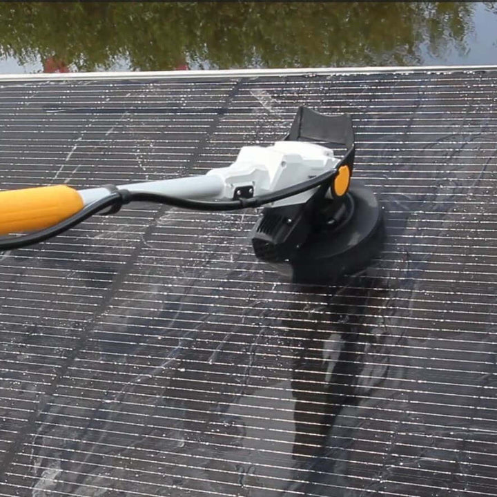 Photo montrant la Twin Brush avec brosse douce noire nettoyant un panneau solaire
