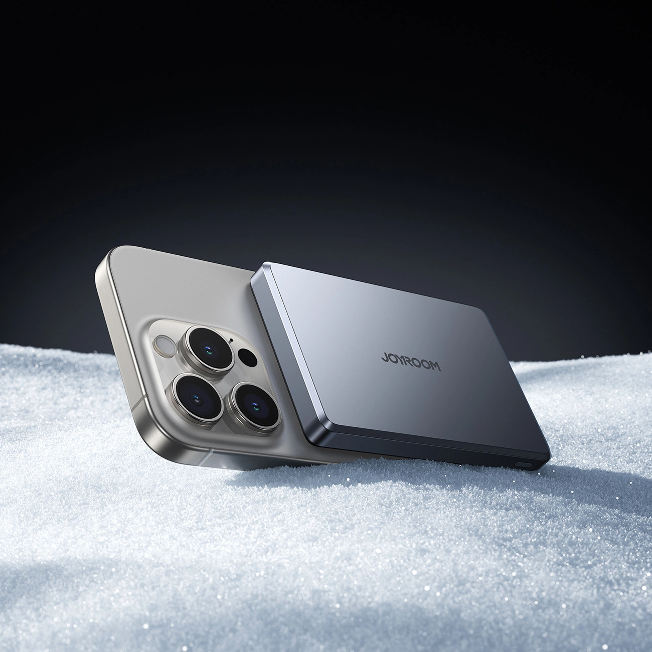 Joyroom JR-PB08 Pro Powerbank cargando tu teléfono en la nieve