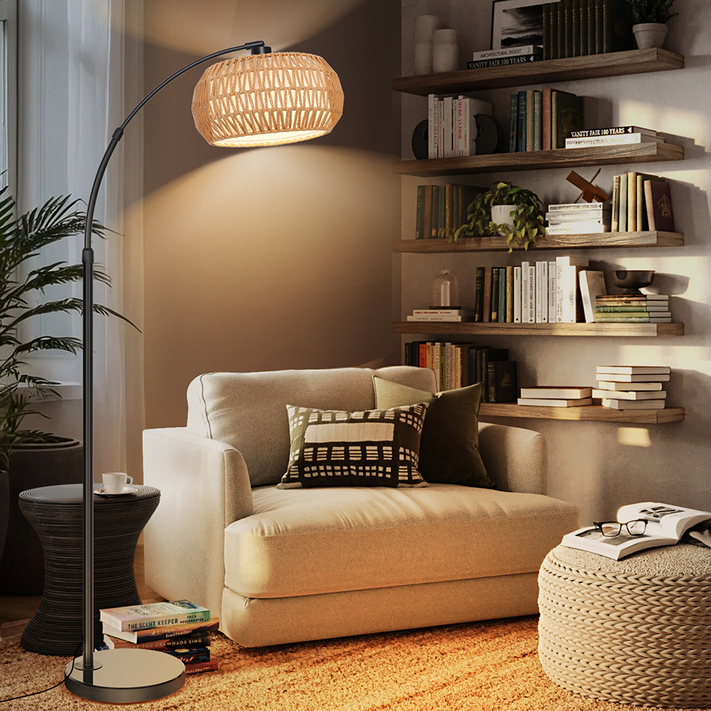 Lampadaire Salon avec Abat-Jour Rotin dans un salon