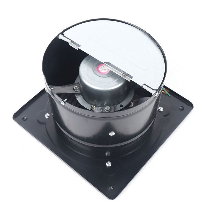 Vue de dessus du ventilateur avec le couvercle supérieur partiellement ouvert, révélant le moteur central métallique. Un petit autocollant rose avec des caractères chinois est visible sur le moteur. Le cadre carré noir