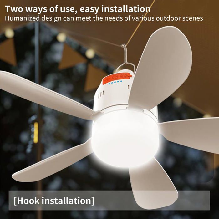 Ventilateur blanc à cinq pales suspendu par un crochet, avec une lumière blanche émise depuis le centre. Fond flou de scène extérieure (tonnelle, guirlandes). Texte en haut : Two ways of use, easy installation