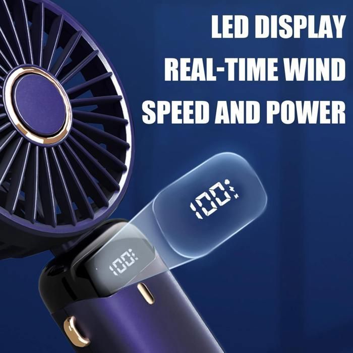 Deux mini ventilateurs portatifs de couleur bleu foncé sont présentés sur un fond de glaçons et de feuilles vertes flottantes, suggérant un effet rafraîchissant. Le ventilateur de droite est debout sur sa base, avec un affichage numérique 100% sur le corps cylindrique. Le ventilateur de gauche est couché, montrant un port USB-C sur le côté. Les deux ont une grille circulaire avec des lames radiales et un anneau extérieur dentelé.