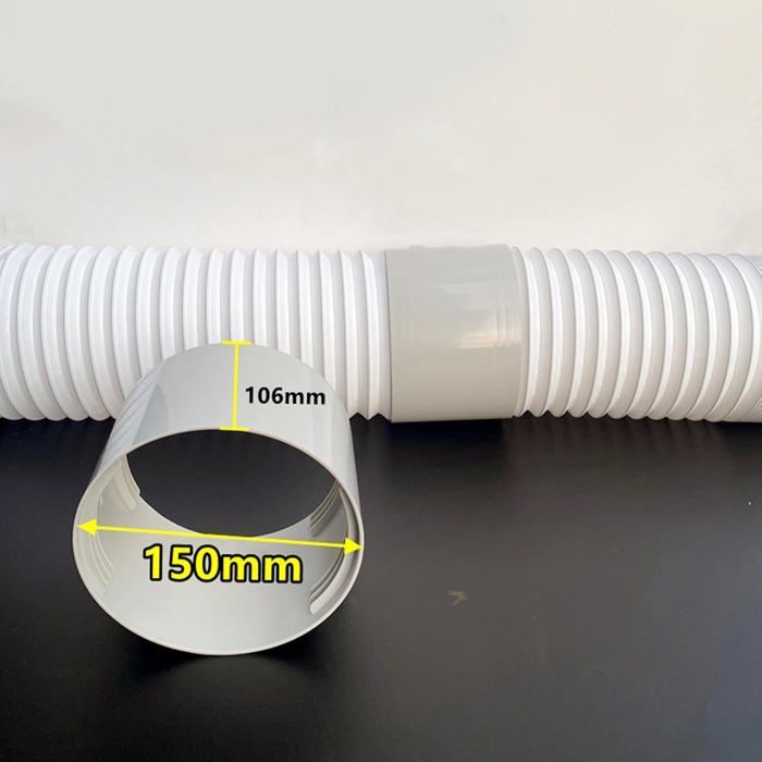 Connecteur blanc en plastique posé sur un rebord de fenêtre en béton, à côté dun tuyau flexible blanc. En arrière-plan, une fenêtre et un mur extérieur. Aucun texte visible.