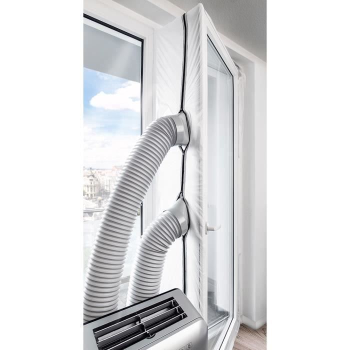Vue rapprochée de la partie supérieure de lappareil de climatisation mobile, montrant les deux tuyaux flexibles gris insérés dans une bâche de calfeutrage blanche fixée sur une porte-fenêtre. La bâche est maintenue par