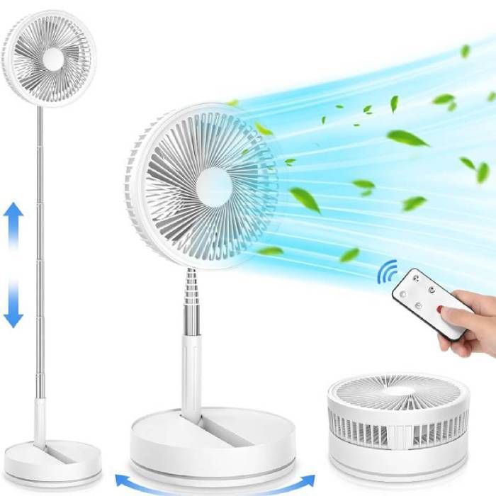Image composite montrant un ventilateur blanc à pied avec base circulaire, tête pivotante et tige télescopique. À gauche, le ventilateur est montré en position haute et basse avec flèches bleues indiquant lajustement