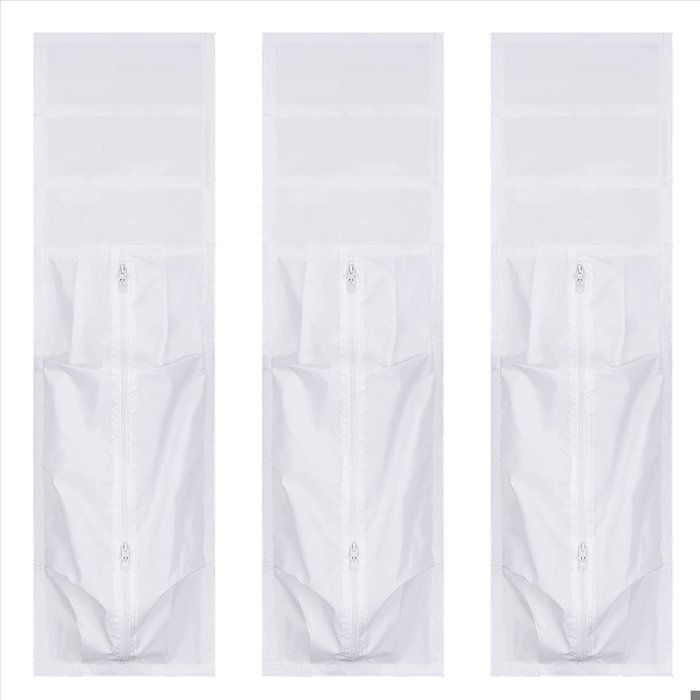 Scène intérieure : climatiseur portable blanc avec tuyau flexible sortant par une fenêtre équipée de la bâche blanche. À droite, une table ronde avec un vase de fleurs blanches, une tasse et un livre. Fond beige, ambiance domestique.