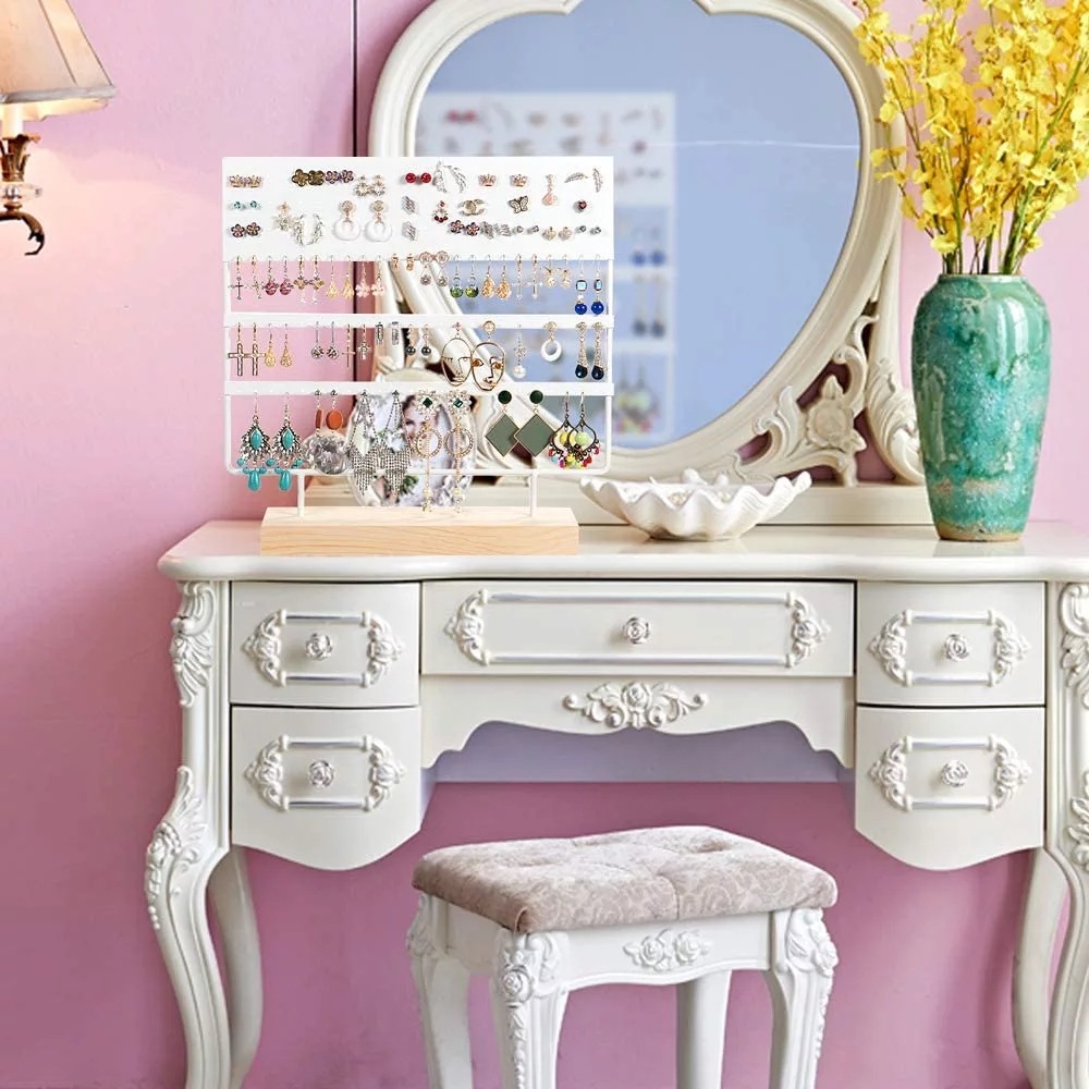  /></strong></p> <p><strong>Organizzatore di orecchini decorativo:</strong> Design elegante che si abbina all'arredamento di qualsiasi stanza. Ideale per organizzare orecchini a perno o per un'esposizione professionale in negozi al dettaglio o fiere.</p> <p><strong><img <p><strong>144 fori per orecchini:</strong> Questo organizer per orecchini può contenere fino a 36 paia di orecchini a perno e 36 paia di orecchini pendenti. Puoi appendere facilmente i tuoi orecchini a perno, pendenti e a cerchio preferiti. Supporta chiusure di sicurezza, a spirale, a farfalla e a scatto. Gioielli non inclusi.</p> <p><strong>OPZIONE REGALO PERFETTA:</strong> Questo organizer per orecchini potrebbe Questo è Il regalo perfetto per qualsiasi ragazza o donna nella tua lista. Realizzato in legno e metallo, presenta un vassoio in legno per un rapido accesso a orecchini, anelli, collane e altro ancora. Robusto e conveniente: design solido con una base in legno massello e un'asta in metallo. Mantieni i tuoi gioielli puliti e facili da scegliere. Facile da montare, basta inserire l'asta di metallo nel foro nella base di legno.</p> <p><strong><img src=