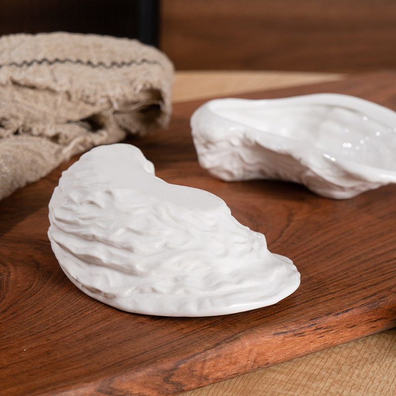 Assiette en céramique pour huîtres et présentation gastronomique