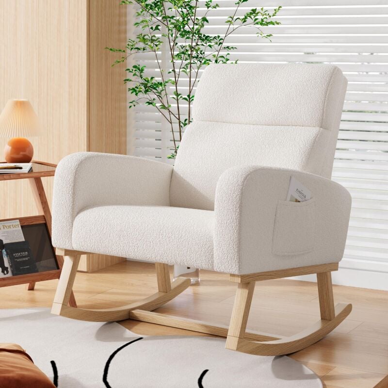 Fauteuil à bascule, avec accoudoirs, deux poches de chaque côté des accoudoirs, dossier incliné, pieds en bois massif, tissu sherpa, style scandinave