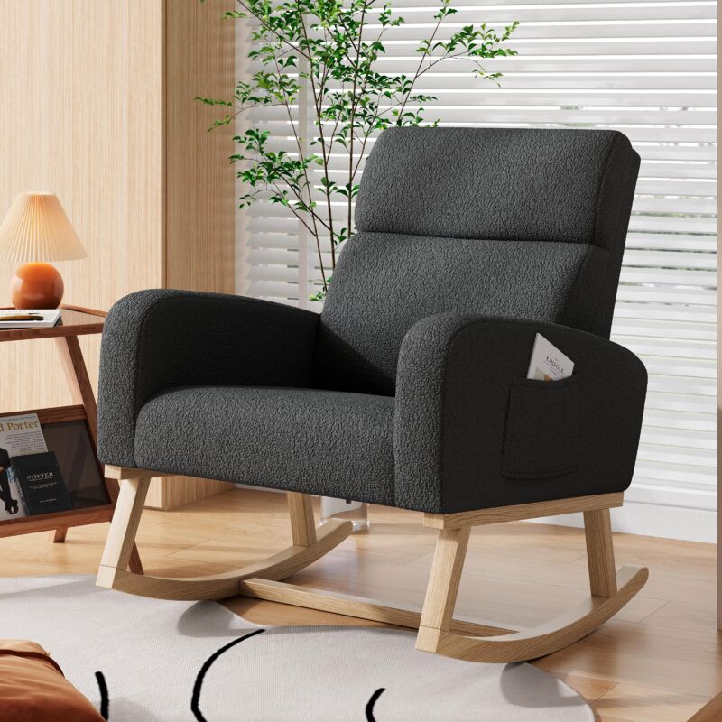 Fauteuil à bascule, avec accoudoirs, deux poches de chaque côté des accoudoirs, dossier incliné, pieds en bois massif, tissu sherpa, style scandinave