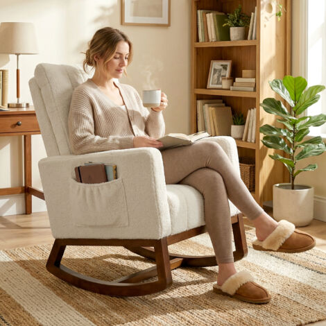 Fauteuil à bascule. rocking chair en flanelle neige rembourré. coussin lombaire. dossier haut. poches latérales. crème
