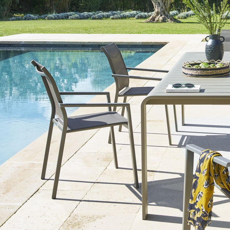 Fauteuil de jardin empilable Essentia wengé & praline en aluminium traité en epoxy - Hespéride