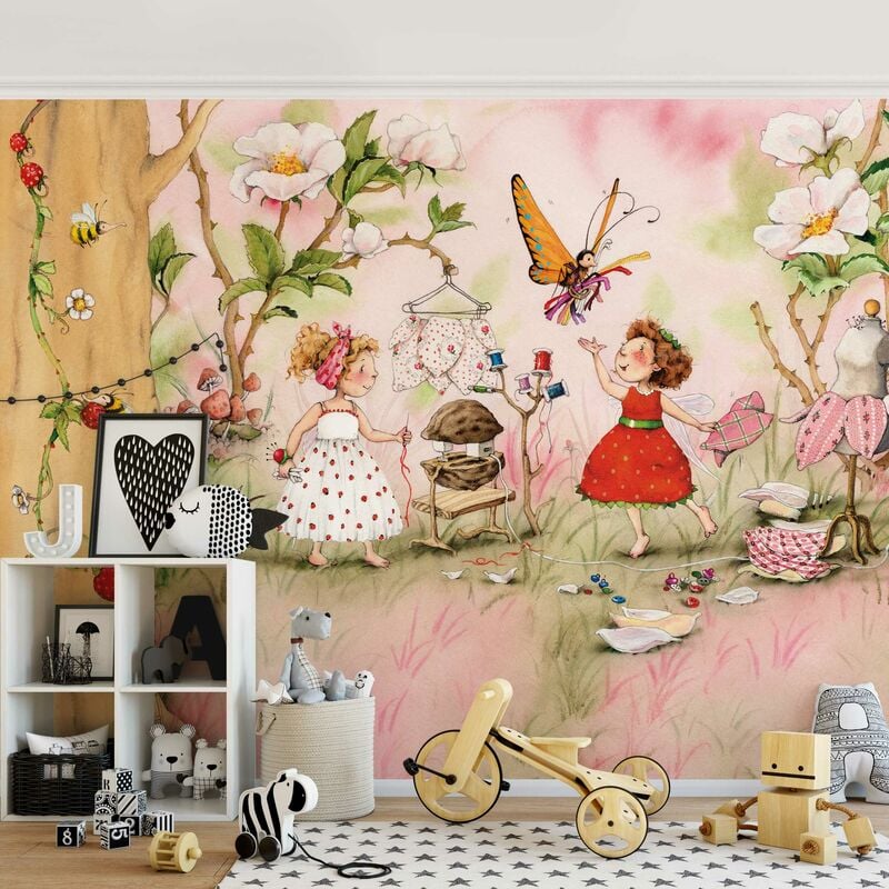 

Fotomural Premium - The Strawberry Fairy - Tailer room - Mural apaisado Dimensión LxA: 225cm x 336cm Material: Premium