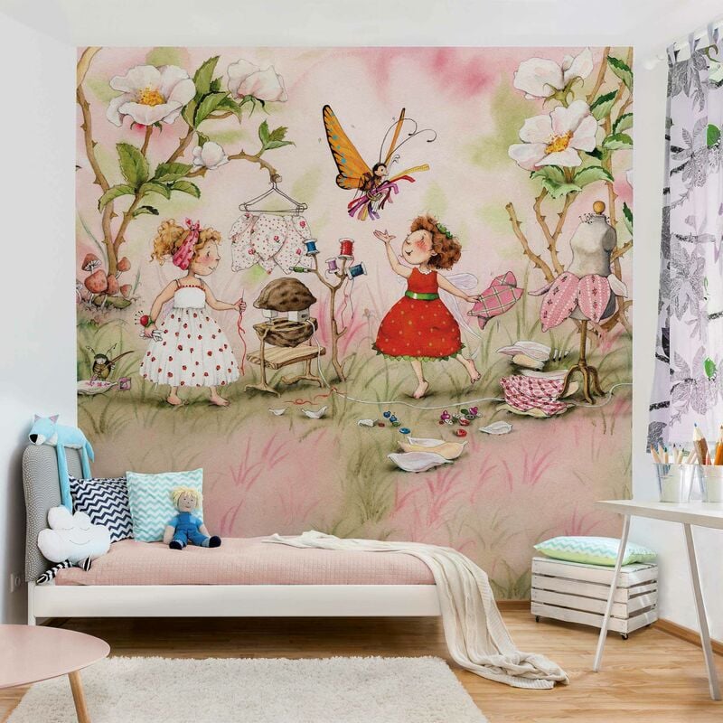 

Fotomural Premium - The Strawberry Fairy - Tailer room - Mural cuadrado Dimensión LxA: 288cm x 288cm Material: Premium