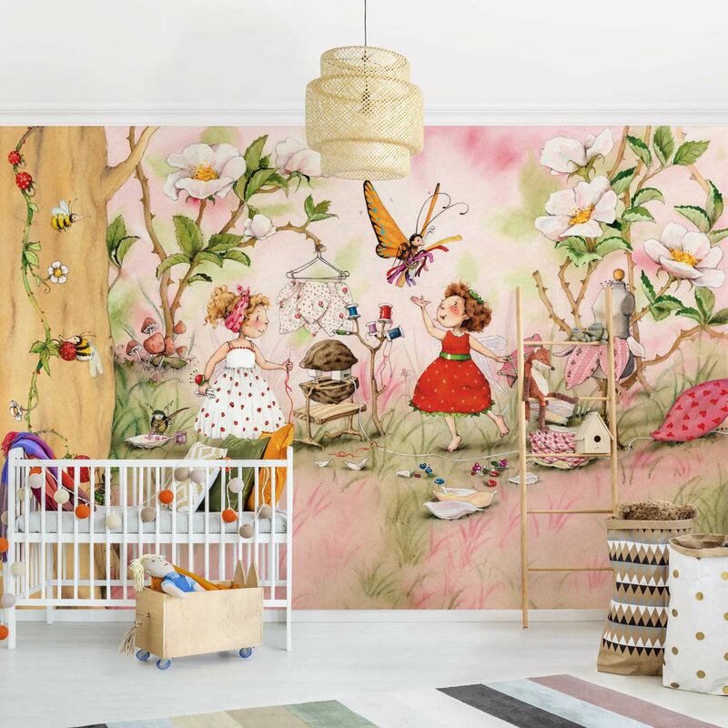 

Fotomural - Strawberry Rabbit Erdbeerfee - Tailor Room - Mural apaisado Dimensión LxA: 255cm x 384cm