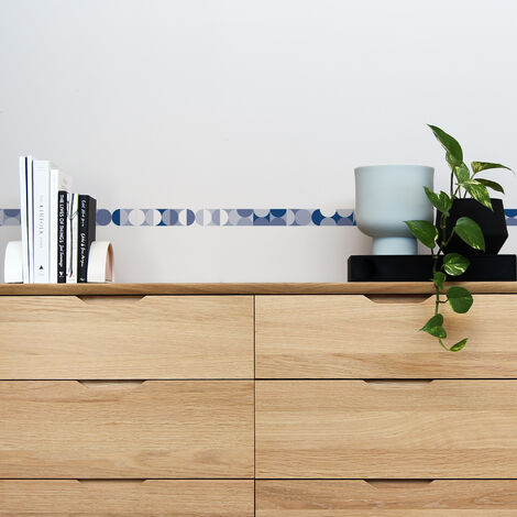 Frise adhésive autocollante Seventies, 5 cm x 300 cm, motif géométrique bleu et blanc, décoration murale intérieure.