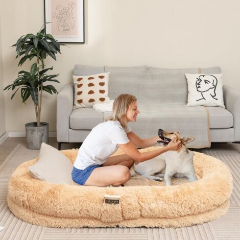 GOPLUS Lit Géant pour Chien Humain, en Fausse Fourrure Moelleuse, Couverture, Oreiller, Sangle, Coussin Orthopédique, Lit pour Chien Taille Humaine, pour Humains, 171 x 115 x 25cm (Brun)