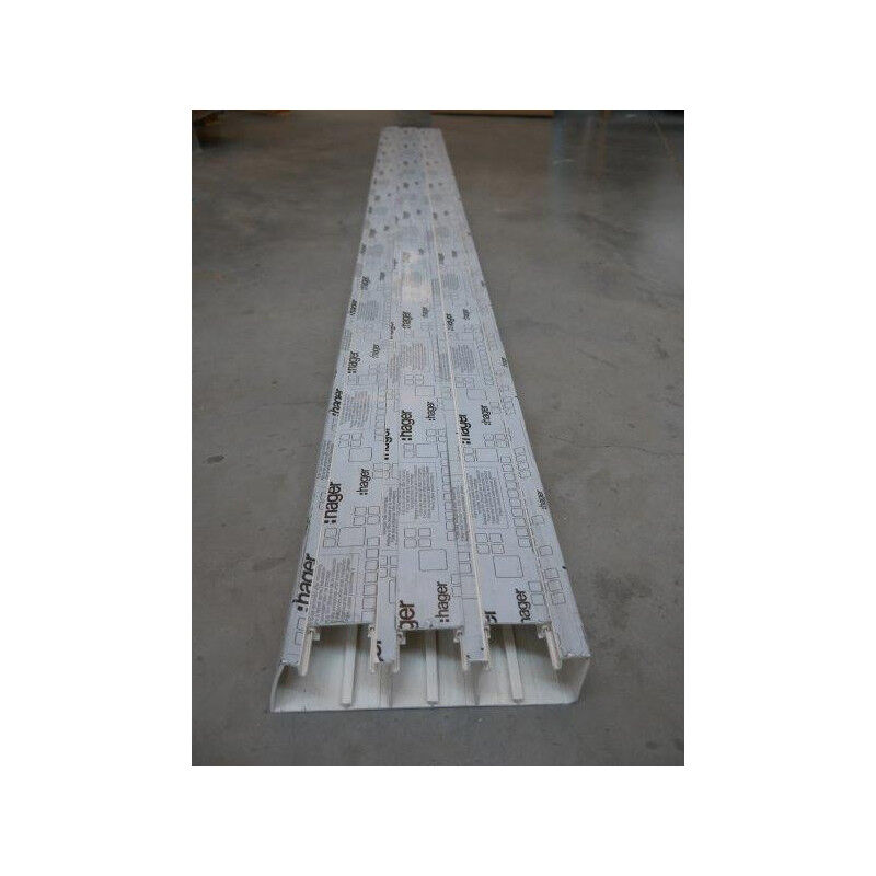 Goulotte blanche polaire 207x54mm 3 compartiments (au mètre) avec couvercle pour appareillage 45x45mm Hager