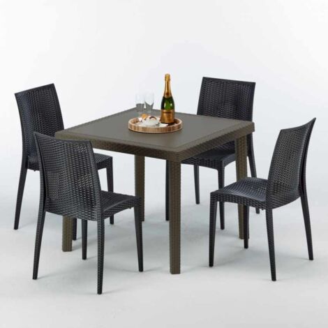 Grand Soleil – Ensemble table carrée 90x90 cm et 4 chaises en poly-rotin marron – Résistantes aux intempéries – Design empilable pour gain de place