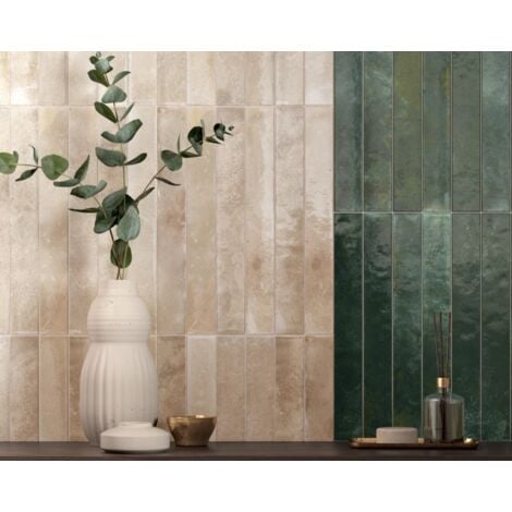 Salle de bain avec vasque verte et carrelage beige