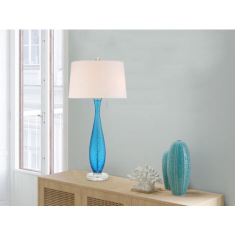 Große Tischleuchte SIGNATURE mit blauem Glasfuß und Stoffschirm in Weiß, H: 85cm