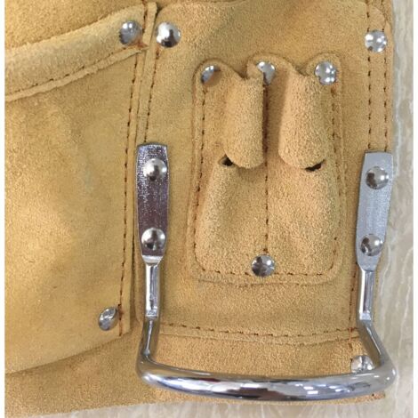 Gürteltasche aus Wildleder mit Werkzeugen/Nieten, Schnalle im pharmazeutischen Stil