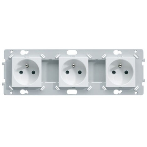 Hager – Prise de courant 3 postes 2P+T WE123 – Installation encastrée – Indice de protection IP21D – Courant 16A – Dimensions 217x70,5mm