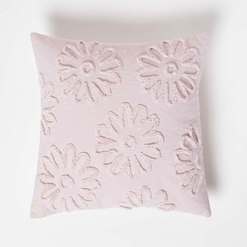 HOMESCAPES Coussin rose en coton tufté à fleurs, 45 x 45 cm HOMESCAPES Coussin rose en coton tufté à fleurs, 45 x 45 cm