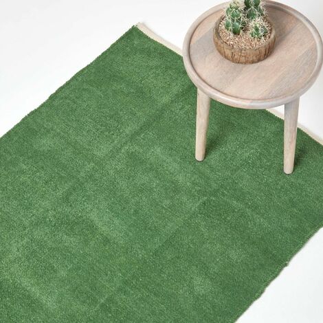 HOMESCAPES Olivgrüner Chenille-Teppich mit naturfarbenem Rand aus 100% Baumwolle, 110 x 170 cm