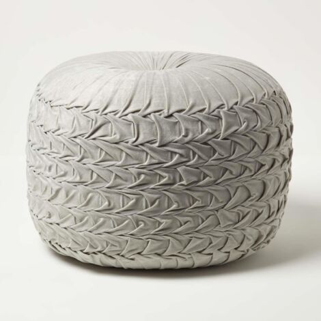 HOMESCAPES Plissierter Samt-Pouf Grace in Flechtoptik – grau, 50x35 cm
