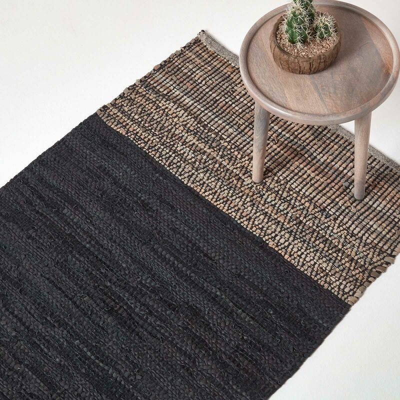 HOMESCAPES Tapis en cuir recyclé noir et beige à motif chevrons - 120 x 180 cm