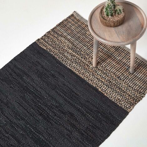 HOMESCAPES Tapis en cuir recyclé noir et beige à motif chevrons - 90 x 150 cm