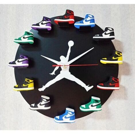Horloge murale 3D en forme de chaussure – Matériau tridimensionnel – 30 cm – Fond noir et motif blanc – Décoration sportive NBA