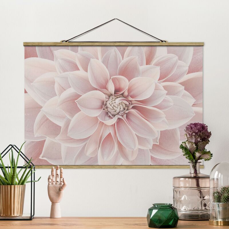 

Imagen de tela - Dahlia In Powder Pink - Apaisado 2:3 Dimensión LxA: 53.5cm x 80cm