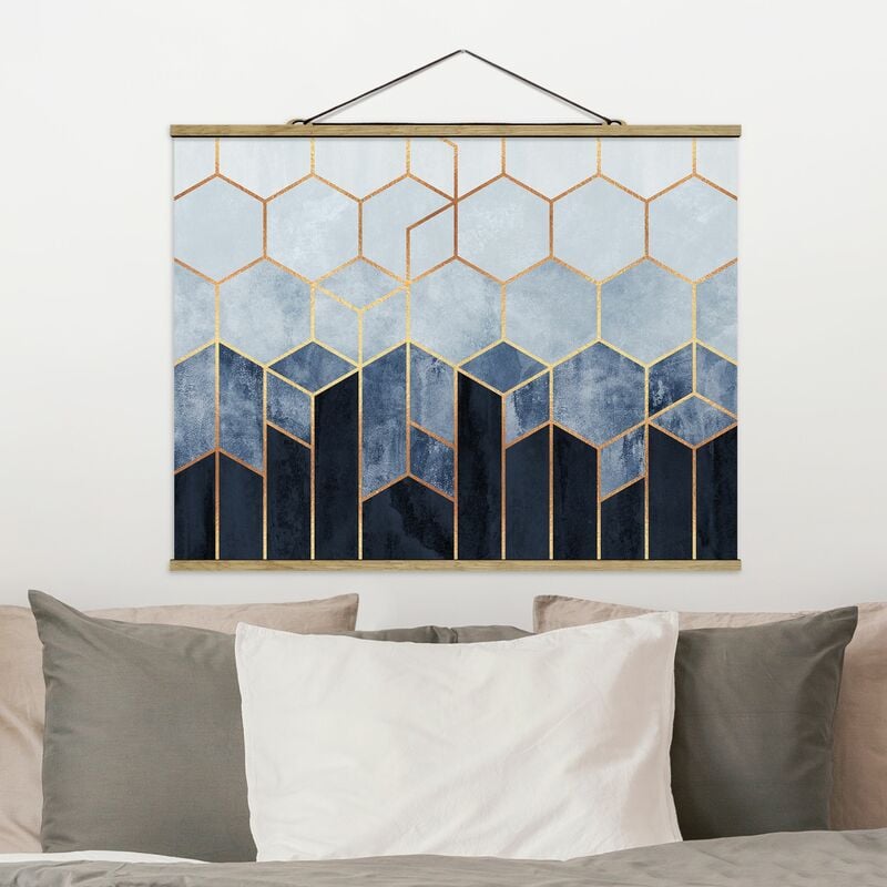 

Imagen de tela - Elisabeth Fredriksson - Golden Hexagons Blue White - Apaisado 3:4 Dimensión LxA: 26cm x 35cm