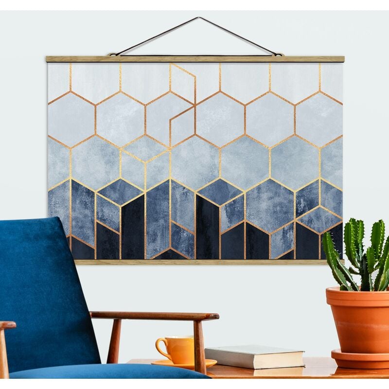 

Imagen de tela - Elisabeth Fredriksson - Golden Hexagons Blue White - Apaisado 2:3 Dimensión LxA: 33.5cm x 50cm
