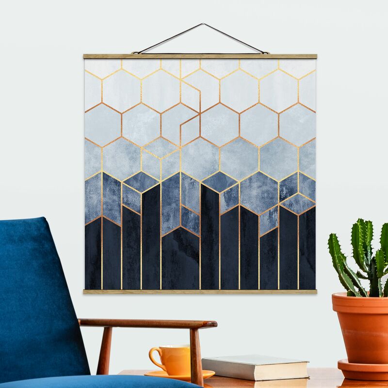 

Imagen de tela - Elisabeth Fredriksson - Golden Hexagons Blue White - Cuadrado 1:1 Dimensión LxA: 35cm x 35cm