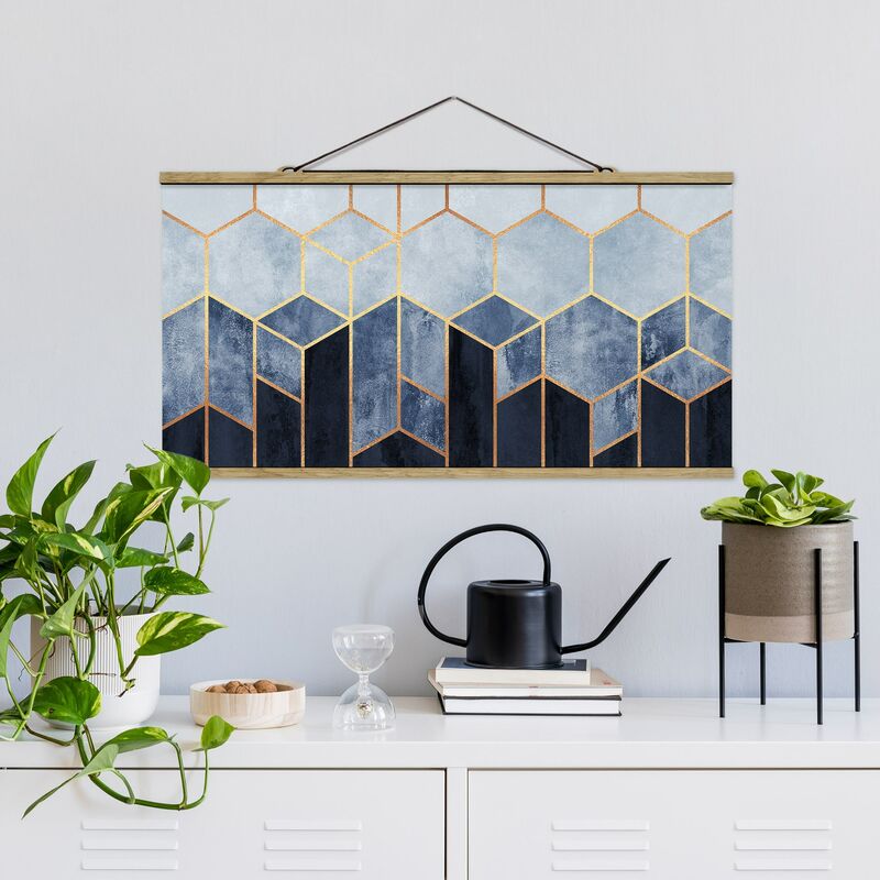 

Imagen de tela - Elisabeth Fredriksson - Golden Hexagons Blue White - Apaisado 1:2 Dimensión LxA: 40cm x 80cm