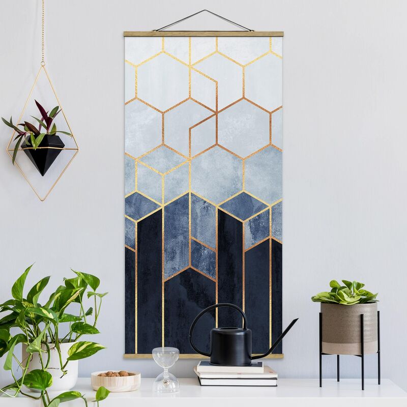 

Imagen de tela - Elisabeth Fredriksson - Golden Hexagons Blue White - Alto 2:1 Dimensión LxA: 100cm x 50cm