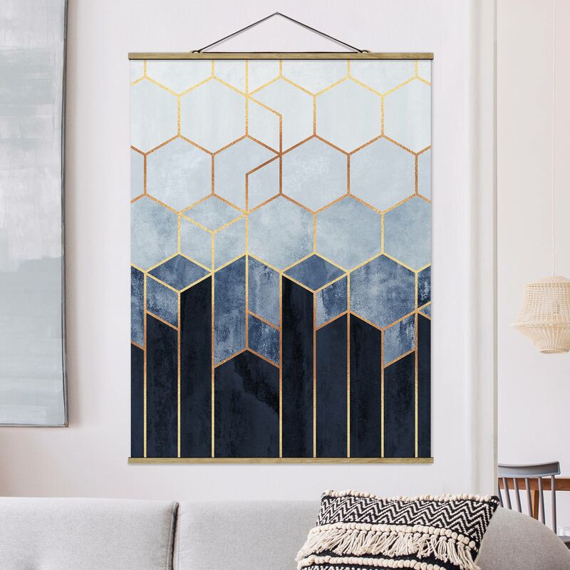 

Imagen de tela - Elisabeth Fredriksson - Golden Hexagons Blue White - Alto 4:3 Dimensión LxA: 106.5cm x 80cm
