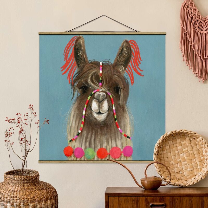 

Imagen de tela - Lama With Jewelry I - Cuadrado 1:1 Dimensión LxA: 80cm x 80cm