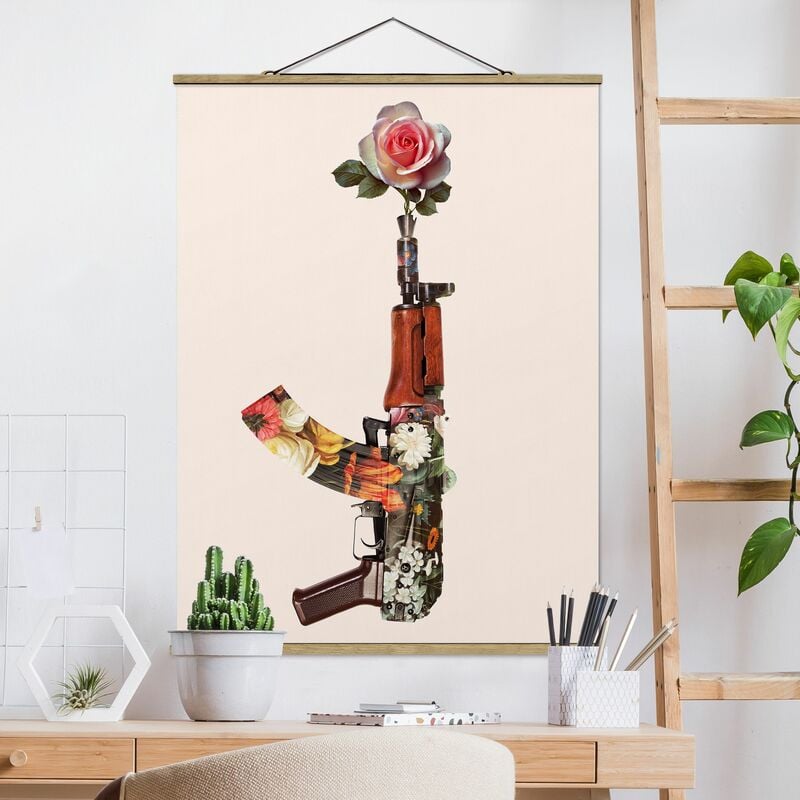 

Imagen de tela - Weapon With Rose - Alto 4:3 Dimensión LxA: 66.4cm x 50cm