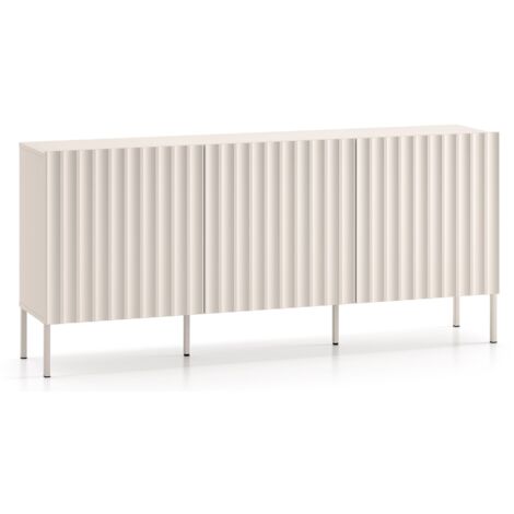 Selsey – Commode à trois portes 170 cm – Façades cannelées en MDF – Couleur beige clair – Charnières à fermeture douce – Pieds en métal ajustables (1/5)